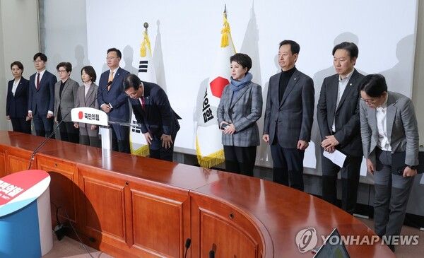 국민의힘&nbsp;송언석&nbsp;원내대표가 2025.12.3 서울 여의도 국회에서 기자회견을 열고 지난 12·3 비상계엄 사태를 막지 못한 책임에 대해 107명 의원을 대표해 고개 숙여&nbsp;사과하고 있다. [사진=연합뉴스]&nbsp;