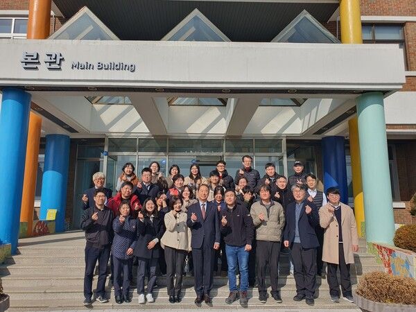 조상훈 출마 예정자(앞줄 왼쪽 다섯 번째)는 한국폴리텍대학 다솜고등학교 교장을 역임했다.[사진=조상훈 본인 제공]