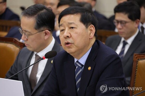 구윤철 부총리 겸 재경경제부 장관이 23일 서울 여의도 국회에서 열린 재정경제기획위원회 전체 회의에서 의원 질의에 답하고 있다 [사진=연합뉴스]