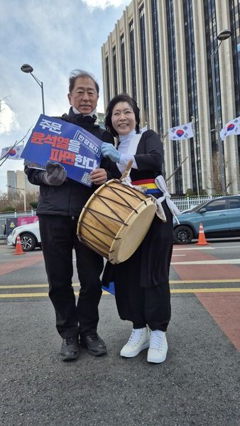 탄핵시기 광화문광장에서 풍물패 선배와 함께.[사진=조상훈 본인 제공]