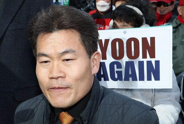 한국사 강사 출신 보수 유튜버&nbsp;전한길&nbsp;씨가 19일 서초구 서울중앙지방법원 앞에서 열린 윤석열 전 대통령 지지자 집회에 참석해 있다.[사진=연합뉴스]