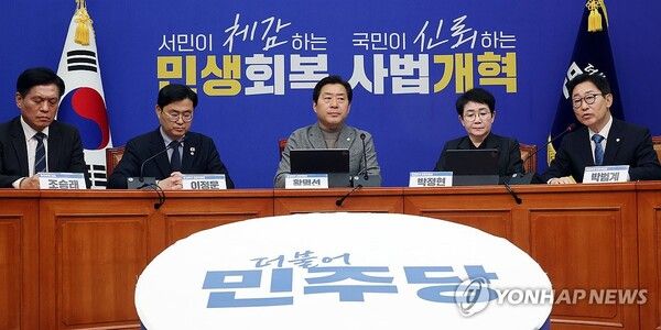 더불어민주당 박범계 충청특위 공동위원장(오른쪽)이 22일 국회에서 열린 충남·대전 통합 및 충청발전특별위원회 기자회견에서 발언하고 있다.