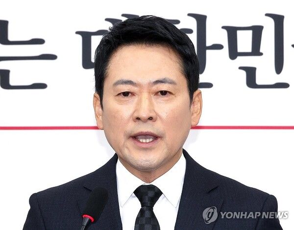 국민의힘 장동혁 대표가 20일 국회에서&nbsp;윤석열&nbsp;전 대통령에 대한 1심 무기징역 선고 관련, 입장을 밝히고 있다. 이날 장동혁 대표는 