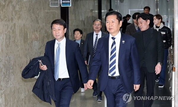 더불어민주당 정청래 대표와 한병도 원내대표가 22일 국회에서 열린 의원총회에 참석하고 있다. [사진=연합뉴스]