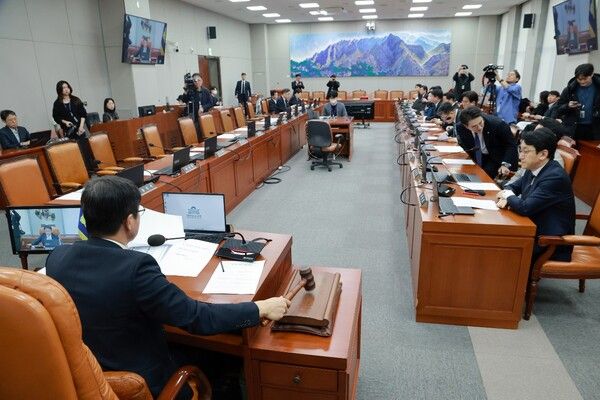 국회 운영위원장인 더불어민주당 한병도 원내대표가 23일 국회에서 열린 운영위 전체회의에서 제432회국회(임시회) 회기 전체 의사일정 협의의 건 가결을 선언하고 있다. 국민의힘 운영위원들은 표결에 불참하고 퇴장했다. [사진=연합뉴스]