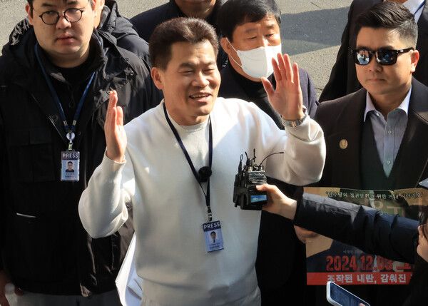 &nbsp;전 한국사 강사&nbsp;전한길씨가 이재명 대통령 명예훼손 혐의로 조사를 받기 위해 지난 12일 서울 동작경찰서로 출석 하며 기자의 질문에 답하고 있다. [사진=연합뉴스]