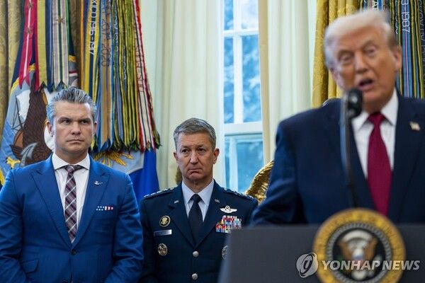 도널드 트럼프 미국 대통령(우측)과 댄 케인 합참의장(중앙), 피트 헤그세스 국방장관(좌측)&nbsp;[사진=EPA=연합뉴스]