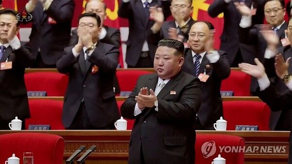 북한은 지난 22일 노동당 제9차 대회 4일 회의에서 김정은 국무위원장을 당 총비서로 추대하는 결정을 만장일치로 채택했다고 조선중앙TV가 23일 보도했다 [사진=연합뉴스]