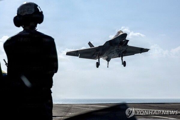 2월 12일 걸프해에 전개된 미군 에이브러햄 링컨호 항공모함에 F-35C 라이트닝Ⅱ 전투기가 착함 중이다&nbsp;[사진=AFP=연합뉴스]