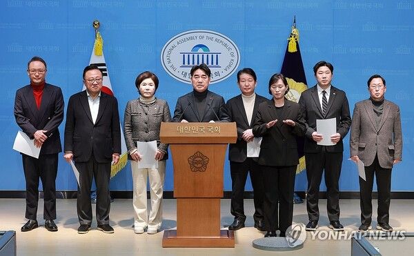 국민의힘 소장파 모임 '대안과&nbsp;미래' 간사인 이성권 의원을 비롯한 소속 의원들이 2026.02.19 국회 소통관에서 윤석열 전 대통령이 내란 우두머리 혐의로 1심에서 무기징역을 선고받은 것과 관련해 기자회견하고 있다. [사진=연합뉴스]