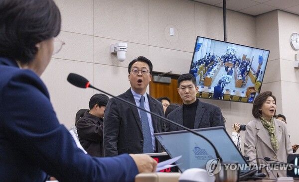추미애 국회 법제사법위원장(앞)이 24일 국회에서 열린 법사위 전체 회의에서 '전남광주 통합법'을 여당 주도로 처리를 하려하자 국민의힘 법사위원들이 강하게 항의하고 있다.