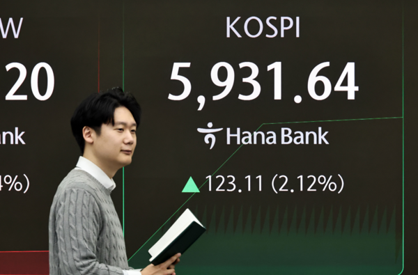 23일&nbsp; 코스피는 개인 매수세에 힘입어 장중 사상 처음으로 5900선을 돌파하며 최고가를 경신했다. 사진=연합뉴스&nbsp;