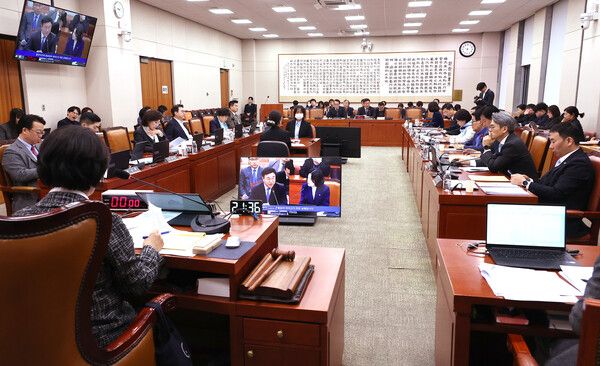 &nbsp;23일 국회에서 열린 행정통합법 등을 논의하기 위한 법제사법위원회 전체 회의에서 토론이 열리고 있다. [사진=연합뉴스]