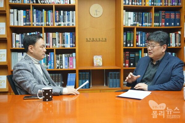폴리뉴스 전규열 정치경제 본부장이 이규복 한국금융연구원 선임연구위원과의 대담을 진행하며 금융 대전환의 실행 과제와 영업 모델 전환 방향을 짚고 있다. 사진=권은주 기자&nbsp;
