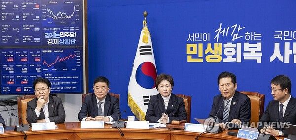 더불어민주당 정청래 대표가 25일 국회에서 열린 최고위원회의에서 코스피 6천 포인트 돌파 관련 발언을 하고 있다. [사진=연합뉴스]