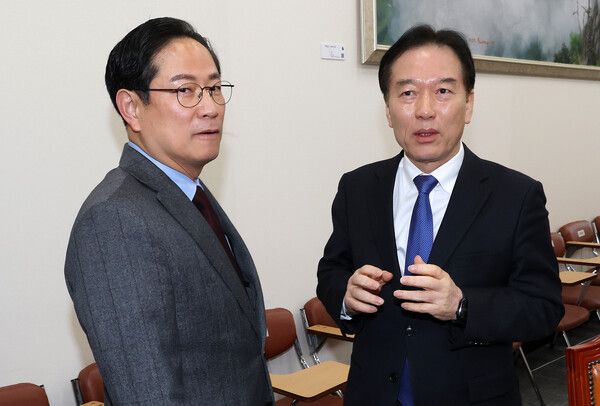 특위 여당 간사인 더불어민주당 정태호 의원(오른쪽)과 야당 간사인 국민의힘 박수영 의원이 24일 국회에서 열린 대미투자특별법처리 특별위원회 전체회의에서 논의하고 있다.[사진=연합뉴스]