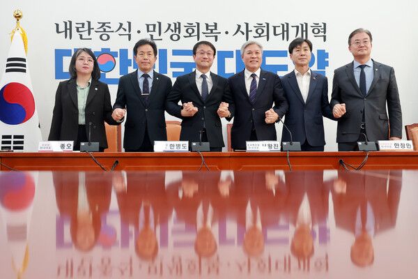 조국혁신당 서왕진 원내대표가 25일 국회에서 열린 더불어민주당-개혁진보 4당 정치개혁 간담회에 참석해 발언하고 있다. 왼쪽부터 기본소득당 용혜인 대표 겸 원내대표, 진보당 윤종오 원내대표, 민주당 한병도 원내대표, 서 원내대표, 사회민주당 한창민 대표 겸 원내대표. [사진=연합뉴스]