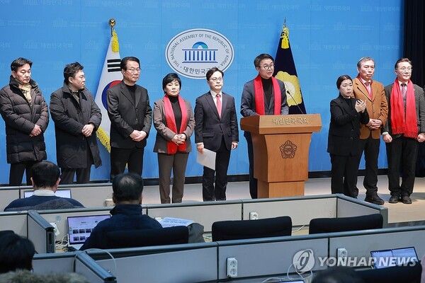 전국원외당협위원장협의회 운영위원회가 26.02.03 국회 소통관에서 기자회견을 하고 있다. [사진=연합뉴스]