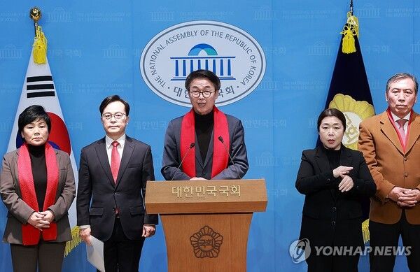 홍형선 국민의힘 원외당협위원장협의회 회장 직무대행과 원외당협위원장들이 2025.02.03 국회 소통관에서 기자회견을 하고 있다. [사진=연합뉴스]