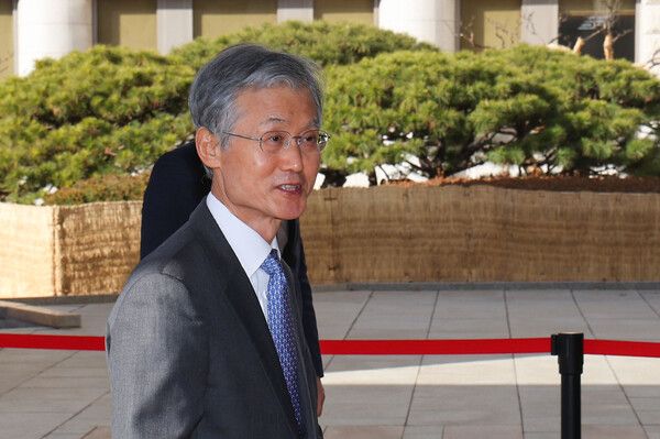 &nbsp;조희대&nbsp;대법원장이 25일 서울 서초구 대법원으로 출근하고 있다. [사진=연합뉴스]