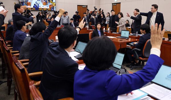 국민의힘 의원들이 24일 국회에서 열린 법제사법위원회 전체회의에서 전남·광주 통합특별시 설치를 위한 특별법안에 대한 거수 표결에 항의하고 있다. [사진=연합뉴스]