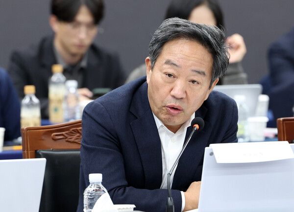 강승규 국민의힘 의원은 25일 라디오 인터뷰에서 당내 초·재선 개혁 성향 의원의 주축이 된 '대안과 미래'에서 의원총회를 통해 비밀투표로 당의 최종 노선을 결정하자는 의견에 대해 