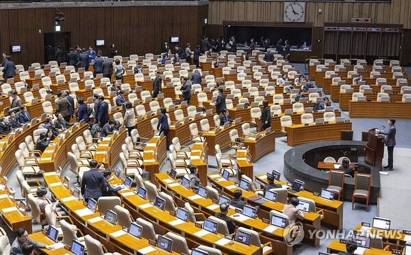 국민의힘 윤한홍 의원이 24일 국회에서 열린 2월 임시국회 8차 본회의에 3차 상법개정안이 상정된 뒤 이 법안에 대한 필리버스터(무제한 토론)을 시작하고 있다. [사진=연합뉴스]