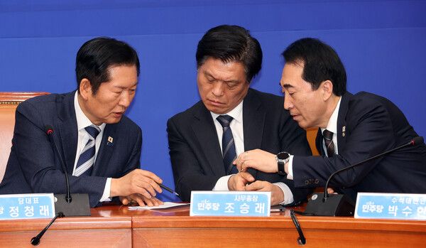 2026.2.3. 더불어민주당 정청래 대표(왼쪽)가 3일 국회에서 자신의 핵심 공약인 1인1표제가 최종 관문인 당 중앙위원회를 통과한 직후 열린 기자 간담회에서 조승래 사무총장(가운데), 박수현 수석대변인과 얘기를 나누고 있다.[사진=연합뉴스]