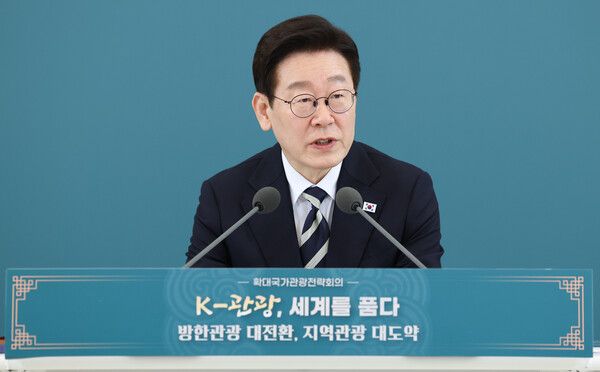 이재명&nbsp;대통령이 25일 청와대에서 열린 확대국가관광전략회의에서 발언하고 있다. [사진=연합뉴스]