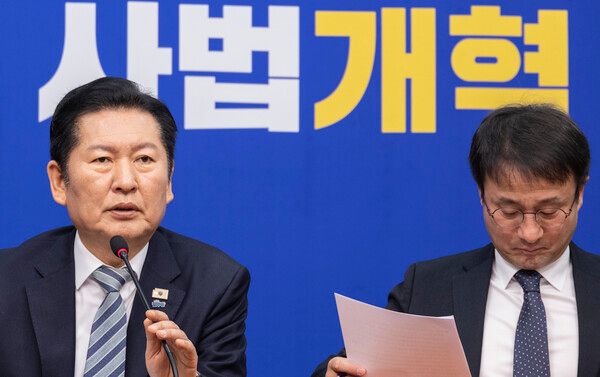 &nbsp;더불어민주당&nbsp;정청래 대표(왼쪽)가&nbsp;25일&nbsp;국회에서 열린 최고위원회의에서 사법개혁안에 대한 강한 의지가 담긴 발언을 하고 있다. 오른쪽은 한병도 원내대표. [사진=연합뉴스]