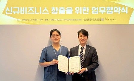 서동혁 교원라이프 사업기획부문장(오른쪽)과정훈재 부민병원그룹 연구원장이 업무협약식에서 기념촬영 하고있다.사진=교원그룹