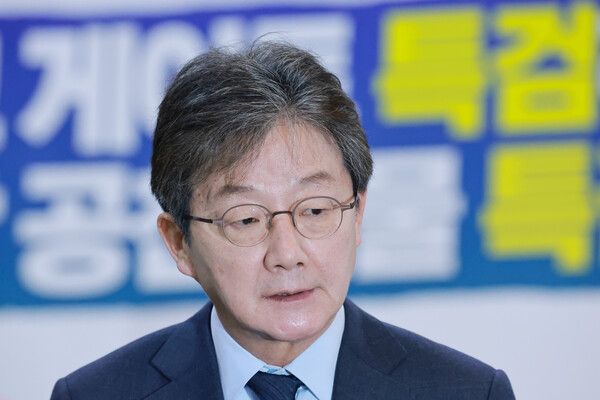 유승민&nbsp;전&nbsp;의원이 지난달 20일 국회 로텐더홀에서 단식 중인 국민의힘 장동혁 대표를 만난 뒤 취재진과 인터뷰하고 있다. [사진=연합뉴스]