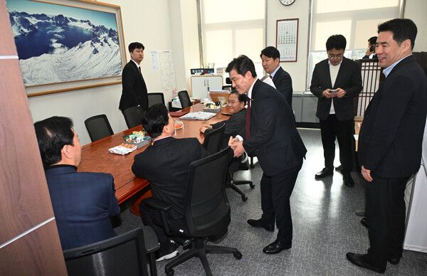 국민의힘이 대구·경북(TK) 행정&nbsp;통합&nbsp;특별법안 처리에 대한 당의 입장을 전체 TK 국회의원의 투표로 정하기로 한 가운데, 26일 국민의힘 TK 의원들이 투표를 위해 국회 원내수석부대표실에 모여 있다. [사진=연합뉴스]