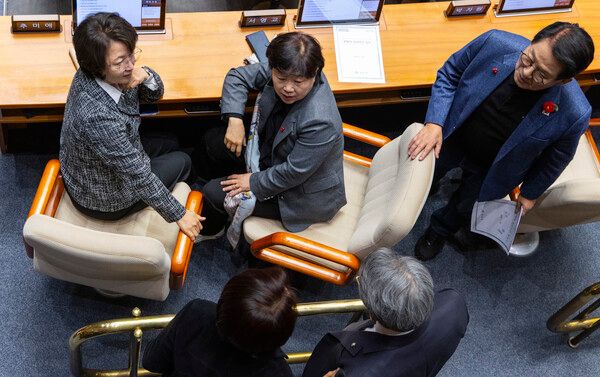 추미애 국회 법제사법위원회 위원장(왼쪽 두 번째부터 시계방향으로)과 더불어민주당 서영교, 박지원, 김기표 의원이 25일 국회에서 열린 2월 임시국회 8차 본회의 도중 '법왜곡죄' 수정안 상정에 대해 설명하러 온 한정애 정책위의장(왼쪽 아래)과 대화하고 있다. [사진=연합뉴스]