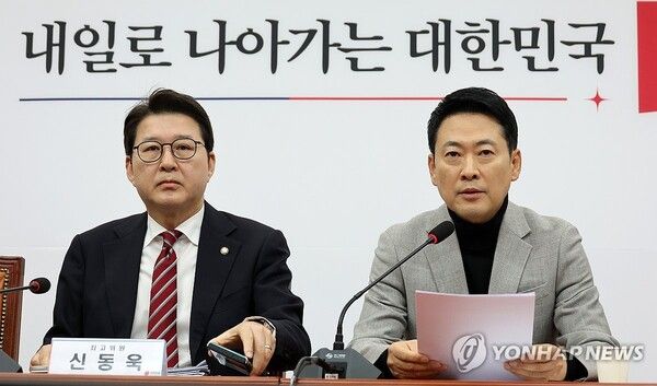 국민의힘 장동혁 대표가 26일 국회에서 열린 최고위원회의에서 모두발언을 하고 있다. 왼쪽은&nbsp;신동욱&nbsp;최고위원. [사진=연합뉴스]