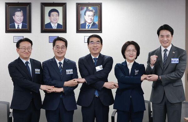 6·3 지방선거 경기도지사에 도전하는 더불어민주당 예비후보들이 24일 서울 영등포구 여의도 더불어민주당 중앙당사에서 열린 광역단체장 후보 면접에서 기념 촬영하고 있다.&nbsp;왼쪽부터 더불어민주당 권칠승 의원,&nbsp;김동연&nbsp;경기도지사, 더불어민주당 양기대 전 의원, 더불어민주당&nbsp;추미애·한준호 의원. [사진=연합뉴스]