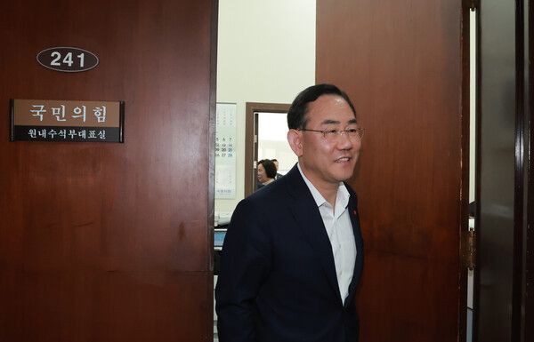 국민의힘&nbsp;주호영&nbsp;의원이 26일 국회에서 국민의힘 대구·경북 의원들과 대구·경북 통합 특별법안 논의를 한 뒤 이동하고 있다. [사진=연합뉴스]