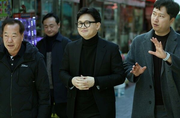 25일 오후 대구 중구 교동을 찾은&nbsp;한동훈&nbsp;전 국민의힘 대표가 거리를 살펴보고 있다. [사진=연합뉴스]
