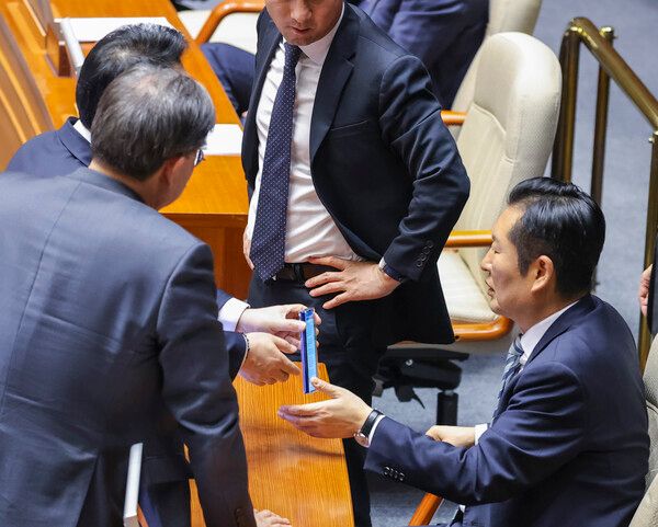 &nbsp;더불어민주당 정청래 대표가 25일 국회에서 열린 2월 임시국회 8차 본회의 도중 박수현 수석대변인의 전달하는 메시지를 보고 있다.&nbsp;이날 본회의에는 법사위에서 통과시킨 '법왜곡죄' 개정안을 처리하기로 했었지만, 민주당&nbsp;의원총회를 통해 이 법안에 대한 수정안이 당론으로 채택돼 본회의에 상정됐다.&nbsp;이에 민주당 법사위 김용민 간사를 비롯한 의원들은 수정안 상정을 당론으로 결정한 당 지도부의 결정에 강하게 반발하고 있다. [사진=연합뉴스]