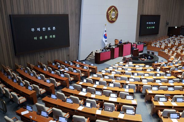&nbsp;더불어민주당 이성윤 의원이 26일 국회에서 열린 2월 임시국회 본회의에서 전날 상정된 '법왜곡죄법'(형법 개정안)에 대해 찬성 취지로 무제한 토론하고 있다. [사진=연합뉴스]