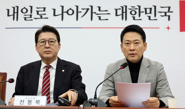 국민의힘&nbsp;장동혁 대표가 26일 국회에서 열린 최고위원회의에서 모두발언을 하고 있다. 왼쪽은 신동욱 최고위원. [사진=연합뉴스]