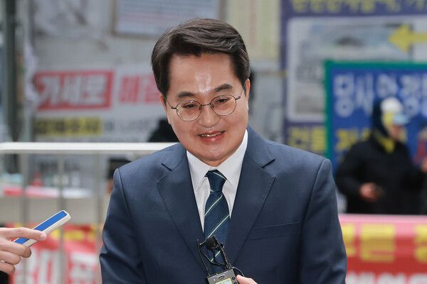 6·3 지방선거 경기도지사에 도전하는&nbsp;김동연&nbsp;경기도지사가 24일 서울 영등포구 여의도 더불어민주당 중앙당사에서 열린 광역단체장 후보 면접에 참석하며 취재진 질문에 답하고 있다. [사진=연합뉴스]