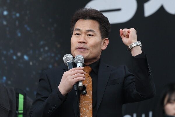 한국사 강사 출신 보수 유튜버&nbsp;전한길&nbsp;씨가 19일 서초구 서울중앙지방법원 앞에서 열린 윤석열 전 대통령 지지자 집회에 참석해 발언하고 있다. [사진=연합뉴스]