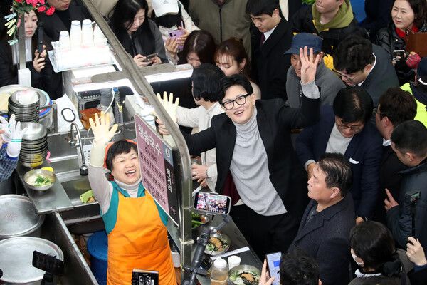 &nbsp;한동훈&nbsp;국민의힘 전 대표가 27일 오후&nbsp;대구&nbsp;서문시장을 찾은 자리에서 지지자들에게 인사하고 있다. [사진=연합뉴스]