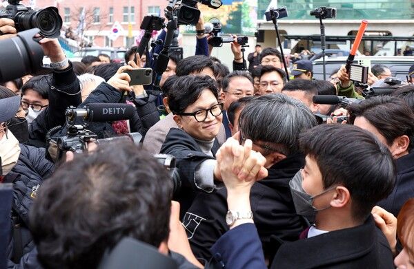 &nbsp;한동훈&nbsp;국민의힘 전 대표가 27일 오후&nbsp;대구&nbsp;서문시장에 도착하고 있다. [사진=연합뉴스]
