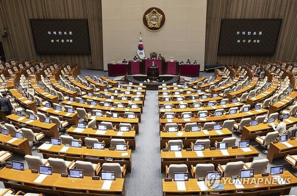 국민의힘 송석준 의원이 27일 국회에서 열린 2월 임시국회 8차 본회의에서 '대법관 증원'을 핵심으로 하는 법원 조직법이 상정된 뒤 이를 반대하는 무제한 토론(필리버스터)를 시작하고 있다. [사진=연합뉴스]