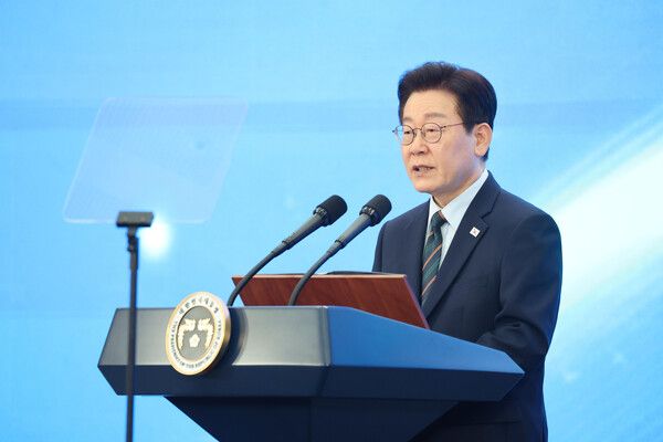 이재명&nbsp;대통령이 27일 전북 군산새만금컨벤션센터에서 열린 새만금 로봇·수소·AI 시티 투자협약식에서 축사하고 있다. [사진=연합뉴스]