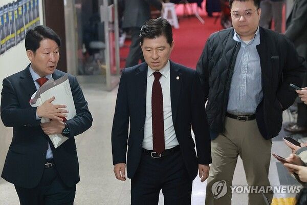 국민의힘 경북도당위원장인&nbsp;구자근&nbsp;의원이 26일 국회에서 국민의힘 대구·경북 의원들과 대구·경북 통합 특별법안 논의를 하기 위해 회의실로 향하고 있다. [사진=연합뉴스]