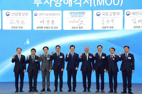 이재명&nbsp;대통령이 27일 전북 군산새만금컨벤션센터에서 열린 새만금 로봇·수소·AI 시티 투자협약식에서 MOU 서명식이 끝난 뒤 참석자들과 기념촬영을 하고 있다.&nbsp;왼쪽부터 김용범 정책실장, 김성환 기후에너지환경부 장관, 김정관 산업부 장관, 배경훈 부총리 겸 과기부 장관,&nbsp;이재명&nbsp;대통령, 정의선 현대차그룹 회장, 김윤덕 국토부 장관, 김의겸 새만금개발청장, 김관영 전북도지사. [사진=연합뉴스]