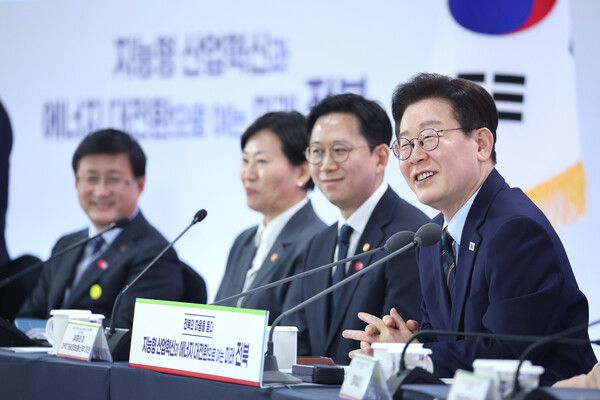 &nbsp;이재명&nbsp;대통령이 27일 전북 전주시 전북대학교에서 열린 '전북의 마음을 듣다' 타운홀미팅 간담회에서 발언하고 있다. [사진=연합뉴스]